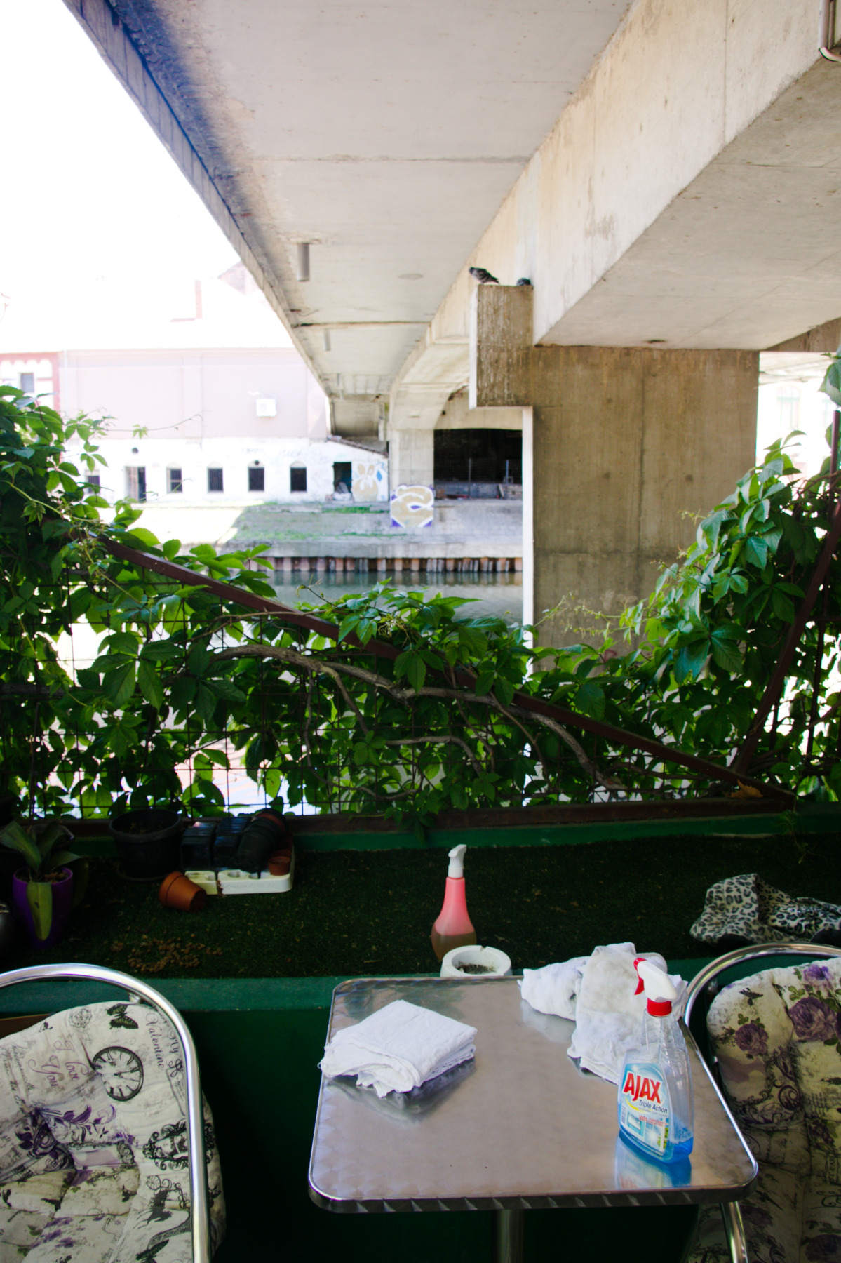 The optician has a nice terrace there.
