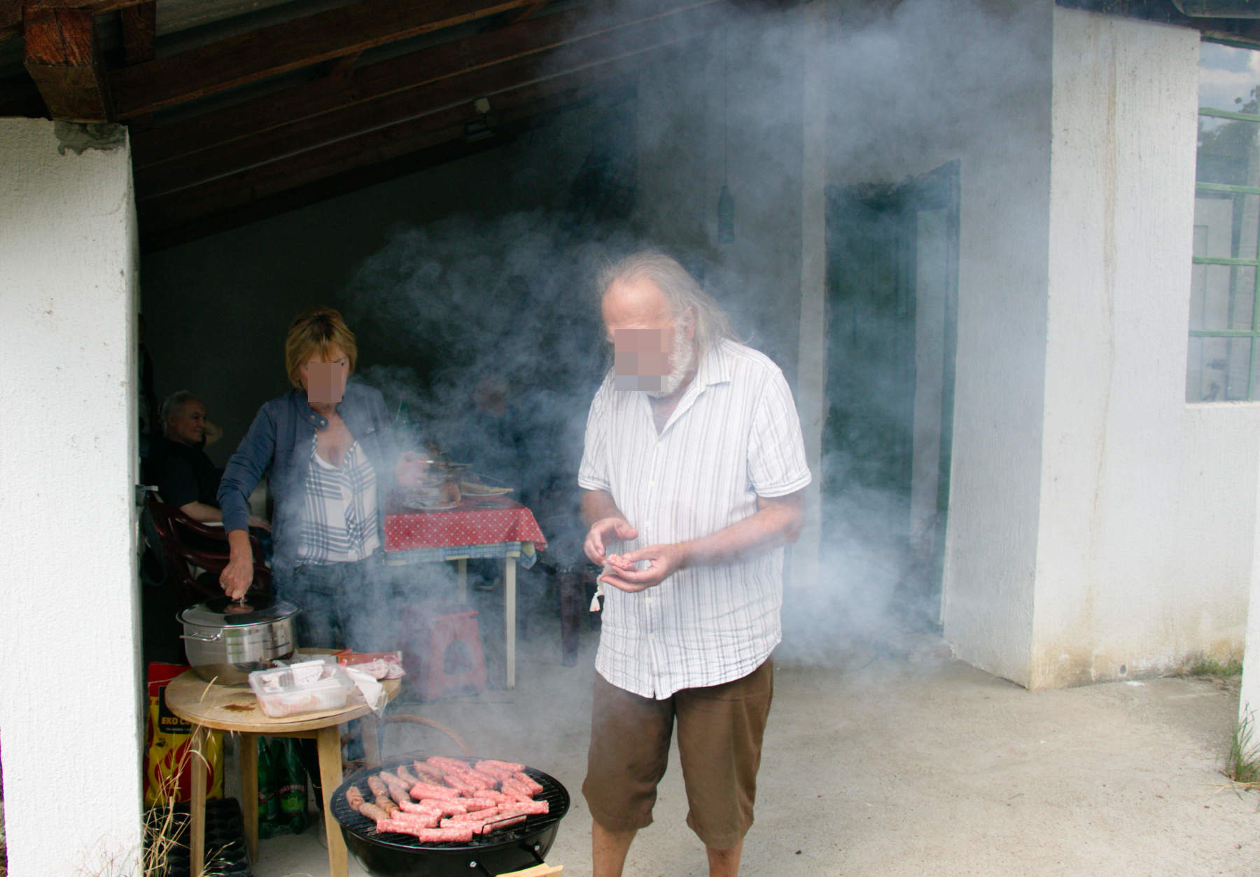 Бајло је гледао да ухвати и Драгану у кадар, ал' овог пута сам углавном роштиљао сам.