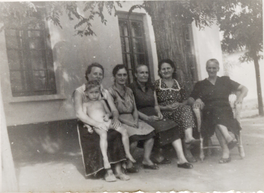 Једна домаћица, четири бабе и клинац. Са ове слике нико није преживео.