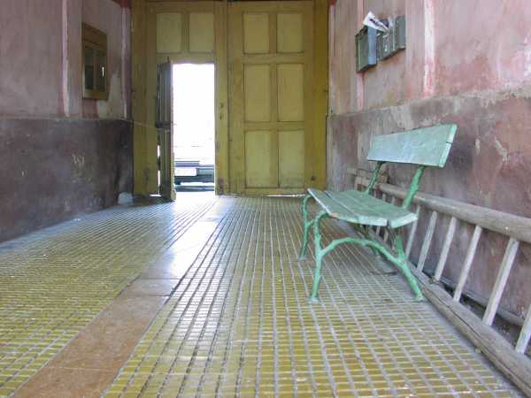The yellow ceramics were all the rage when this was built.