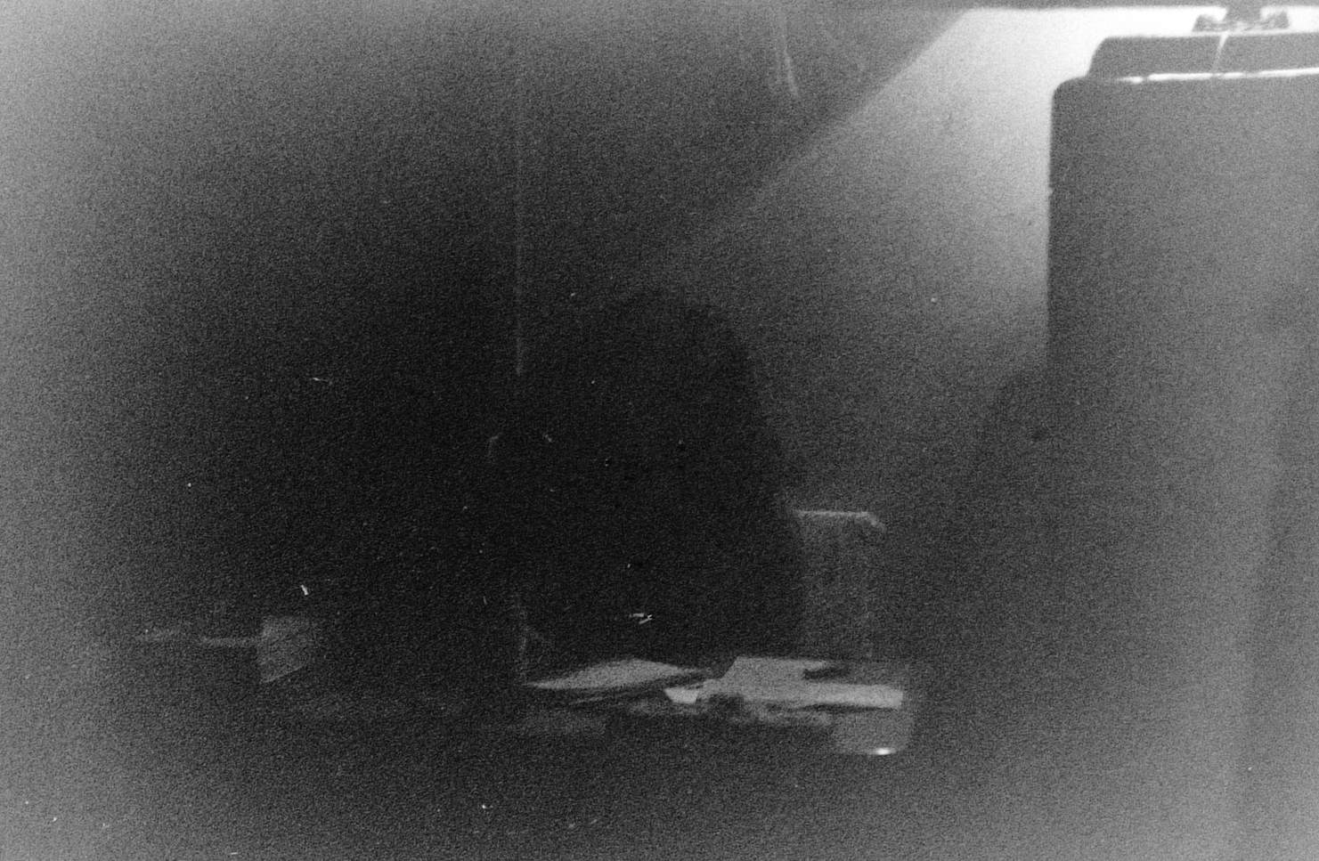 Лампа на пећи, папири на камп сточићу, дупе у фотељи, учи.