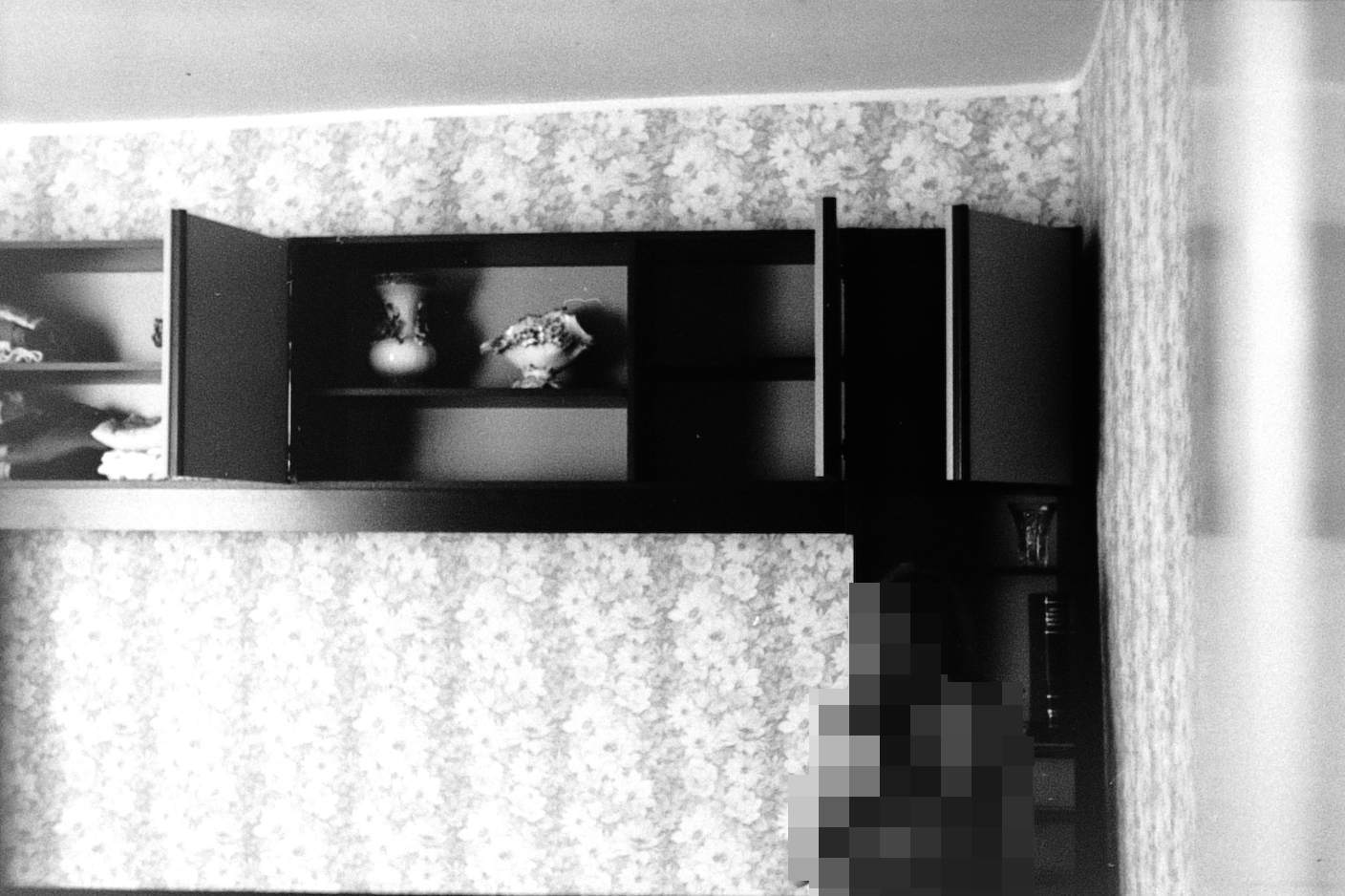 The so-called bridge, the piece connecting the shelves above the bed.