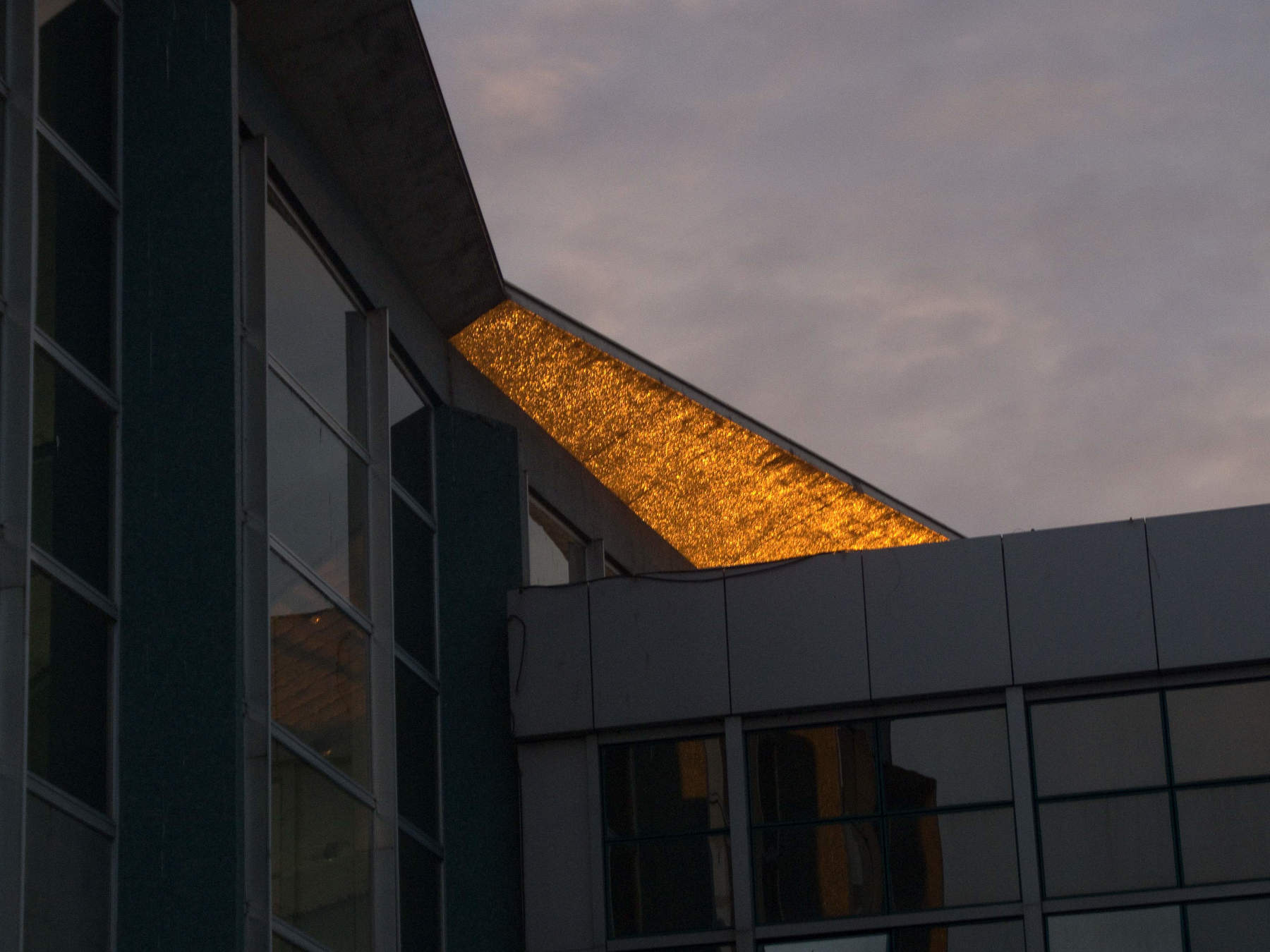 Sunrise shines under the eaves.