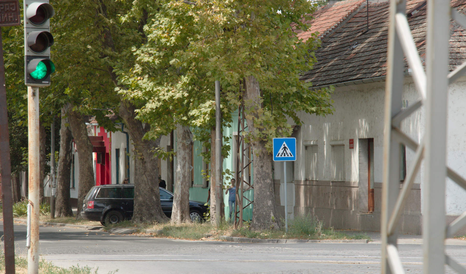 Зета и родбина су иза кола; кафић је оно црвено иза