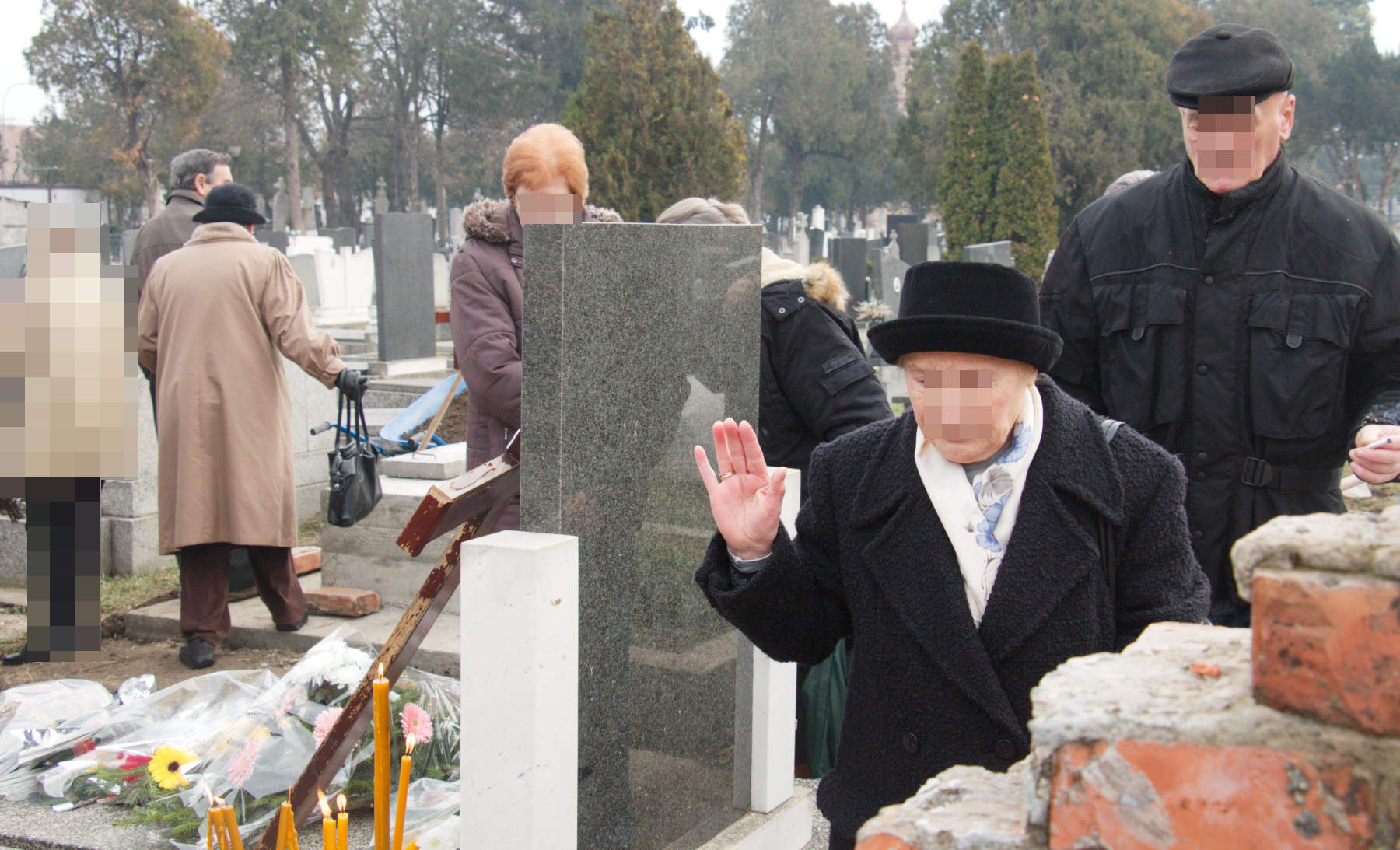 тетка Милица, за њом Паја; његова жена и тетка Јања иза камена; Зета и комшије у позадини