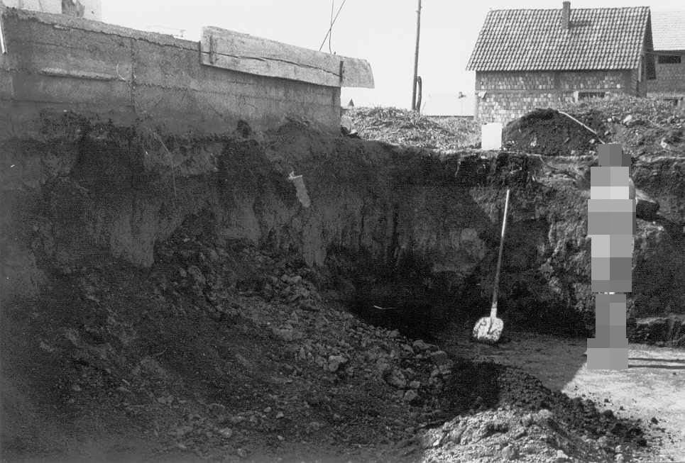 Снимљено наредне године, јер већ има бетонски под а странице се урушиле.